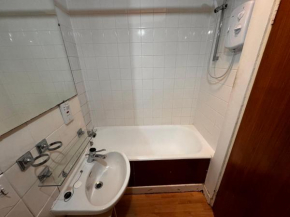 Two bedroom apartment close to Uni & shopping center & parking free